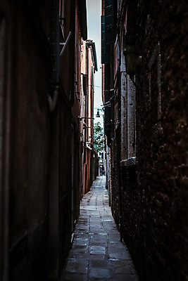포토 JPG 주간 해외풍경 해외 유럽 벽 유럽풍경 벽돌 풍경 사람없음 야외 아웃포커스 관광지 이탈리아 원근감 도시 골목길 통로 베네치아 국내포토 자연요소 나라 길 뷰포인트 여행 촬영기법 파일형식