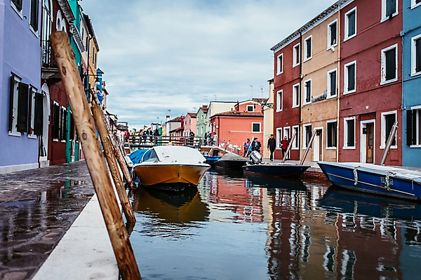 포토 JPG 주간 해외풍경 해외 유럽 유럽풍경 주택 사람 풍경 여러명 성인 야외 건물 관광지 강 여행객 이탈리아 수로 베네치아 선박 국내포토 자연요소 건축물 나라 여행 다수 수상교통 파일형식