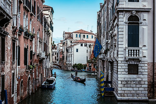 포토 JPG 주간 해외풍경 해외 유럽 유럽풍경 하늘 주택 사람 풍경 여러명 성인 야외 건물 관광지 여행객 이탈리아 국기 곤돌라 수로 운하 베네치아 선박 국내포토 자연요소 건축물 나라 여행 다수 수상교통 파일형식