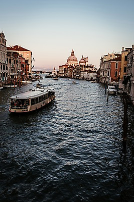 포토 JPG 주간 해외풍경 해외 유럽 수상교통 유럽풍경 하늘 풍경 사람없음 야외 건물 관광지 노을 이탈리아 수로 운하 베네치아 선박 국내포토 자연요소 건축물 나라 교통수단 여행 파일형식