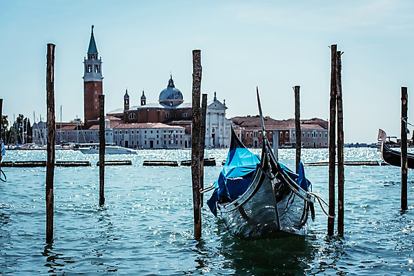 포토 JPG 주간 해외풍경 해외 유럽 유럽풍경 풍경 사람없음 야외 건물 아웃포커스 관광지 이탈리아 곤돌라 정박 베네치아 선박 국내포토 자연요소 건축물 나라 여행 수상교통 배_교통 촬영기법 파일형식