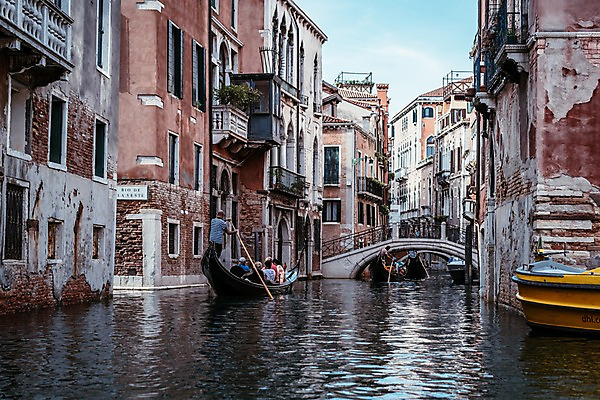 포토 JPG 주간 해외풍경 해외 유럽 유럽풍경 사람 풍경 여러명 성인 야외 건물 관광지 여행객 곤돌라 수로 운하 베네치아 가교 선박 국내포토 자연요소 건축물 나라 여행 다수 수상교통 이탈리아 파일형식