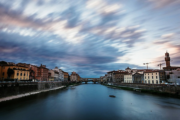 포토 JPG 주간 구름 해외풍경 해외 유럽 유럽풍경 하늘 주택 풍경 사람없음 야외 건물 강 노을 이탈리아 원근감 장노출 피렌체 가교 국내포토 자연요소 건축물 나라 뷰포인트 촬영기법 파일형식