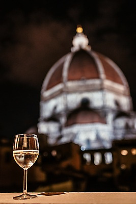 포토 JPG 해외풍경 해외 유럽 야경 와인잔 유럽풍경 사람없음 야외 아웃포커스 빛 성당 와인 이탈리아 두오모성당 피렌체 국내포토 나라 술잔 종교건축 주류 촬영기법 풍경 야간 파일형식 풍경_경치