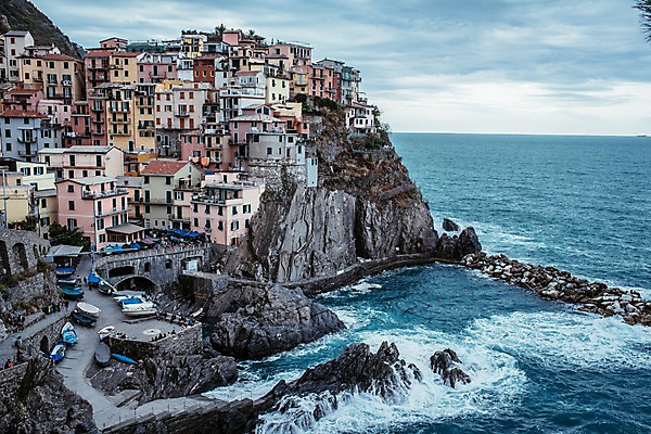 포토 JPG 주간 해외풍경 해외 유럽 바다 유럽풍경 주택 풍경 사람없음 야외 건물 관광지 마을 이탈리아 절벽 지중해 부둣가 친퀘테레 국내포토 자연요소 건축물 나라 여행 항구 해안도시 파일형식