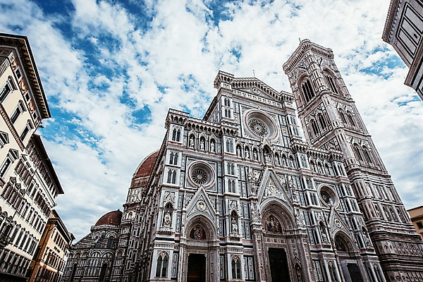 포토 JPG 주간 구름 해외풍경 해외 유럽 로우앵글 유럽풍경 하늘 풍경 사람없음 야외 건물 성당 맑음 이탈리아 산로렌초성당 피렌체 국내포토 자연요소 건축물 나라 뷰포인트 종교건축 날씨 파일형식