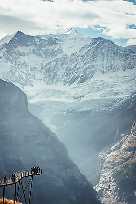 포토 JPG 주간 구름 해외풍경 해외 유럽 여행 유럽풍경 자연 하늘 사람 풍경 여러명 성인 야외 여행객 절벽 스위스 구경 알프스 만년설 피르스트 국내포토 자연요소 나라 다수 생태계 파일형식