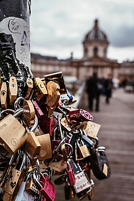 포토 JPG 주간 해외풍경 해외 유럽 유럽풍경 자물쇠 풍경 사람없음 야외 건물 아웃포커스 관광지 프랑스 파리_프랑스 가교 국내포토 자연요소 건축물 나라 여행 촬영기법 파일형식