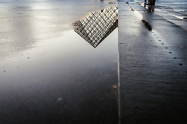 포토 JPG 주간 해외풍경 해외 유럽 도로 길 유럽풍경 거리 풍경 사람없음 야외 건물 프랑스 웅덩이 파리_프랑스 루브르박물관 국내포토 자연요소 건축물 나라 교통시설 박물관 파일형식