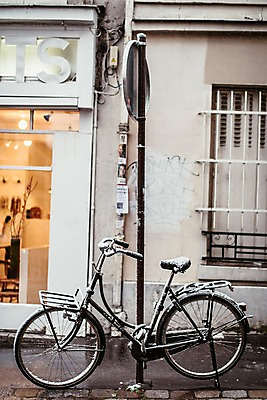 포토 JPG 주간 해외풍경 해외 유럽 겨울 유럽풍경 거리 풍경 사람없음 야외 건물 자전거 프랑스 눈 표지판 파리_프랑스 겨울풍경 국내포토 자연요소 건축물 계절 나라 날씨 알림판 바이크 파일형식