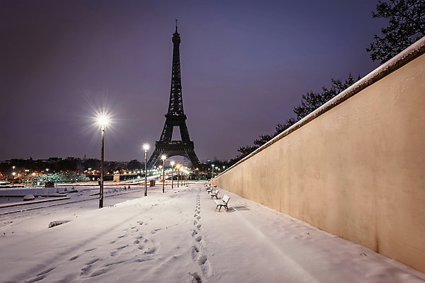 포토 JPG 나무 해외풍경 해외 유럽 겨울 야경 가로등 벤치 유럽풍경 사람없음 야외 건물 원근감 프랑스 눈 에펠탑 파리_프랑스 랜드마크 겨울풍경 국내포토 자연요소 식물 건축물 계절 공공시설 나라 뷰포인트 의자 날씨 풍경 야간 파리 파일형식 풍경_경치