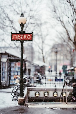 포토 JPG 주간 나무 해외풍경 해외 유럽 겨울 유럽풍경 거리 풍경 사람없음 야외 건물 아웃포커스 프랑스 눈 표지판 전철 파리_프랑스 전철역 겨울풍경 국내포토 자연요소 식물 건축물 계절 나라 육상교통 날씨 대중교통 알림판 촬영기법 역 파일형식