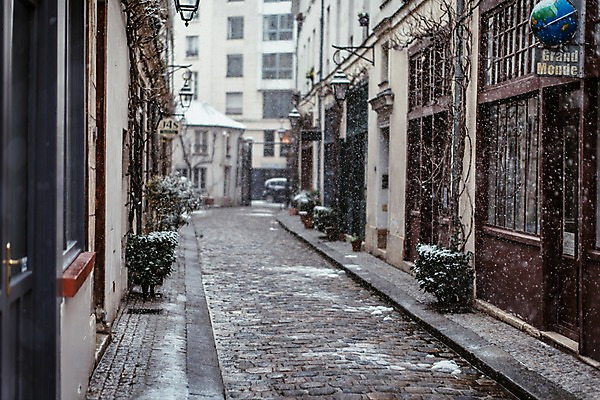 포토 JPG 주간 나무 해외풍경 해외 유럽 길 겨울 유럽풍경 거리 풍경 사람없음 야외 건물 원근감 프랑스 눈 도시 골목길 파리_프랑스 겨울풍경 국내포토 자연요소 식물 건축물 계절 나라 뷰포인트 날씨 파일형식