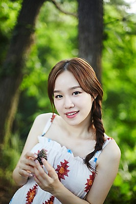 포토 JPG 나무 응시 여자 자연 휴식 한명 서기 미소 들기 사람 상반신 20대 야외 앞모습 여름 맑음 한국인 숲속 숲 힐링 솔방울 비치웨어 성인여자한명만 영흥도 국내포토 식물 1 시선 옷 계절 뷰포인트 섬 컨셉 모션 날씨 표정 동양인 청년 생태계 인천 여자한명만 성인여자만 파일형식