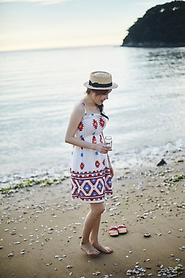 포토 JPG 전신 여자 물결 자연 유리병 슬리퍼 한명 서기 미소 들기 사람 20대 해변 야외 옆모습 여름 모래사장 맑음 한국인 조개껍데기 비치웨어 성인여자한명만 영흥도 국내포토 1 옷 계절 바다 뷰포인트 섬 신발 모션 병_용기 날씨 조개 표정 동양인 청년 생태계 인천 여자한명만 성인여자만 파일형식