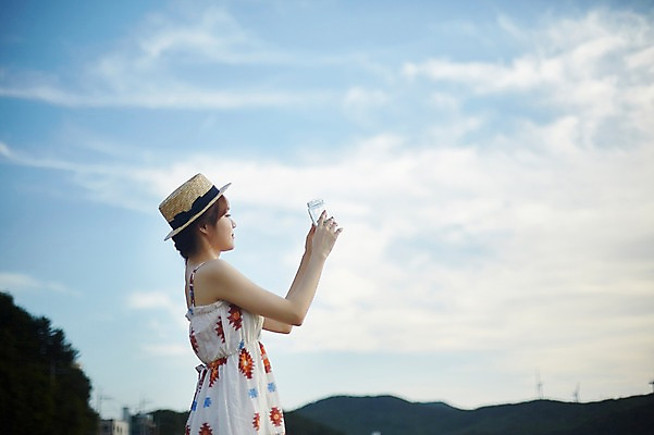 포토 JPG 구름 응시 여자 자연 하늘 유리병 한명 서기 들기 사람 손짓 상반신 20대 해변 야외 옆모습 여름 맑음 한국인 비치웨어 성인여자한명만 영흥도 국내포토 자연요소 1 시선 옷 계절 바다 뷰포인트 섬 모션 병_용기 날씨 동양인 청년 생태계 인천 여자한명만 성인여자만 파일형식