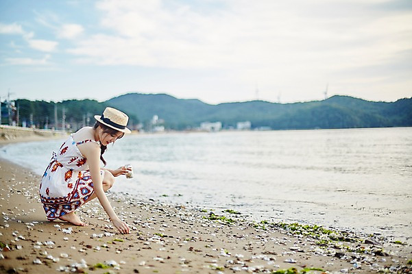 포토 JPG 주간 전신 여자 맨발 유리병 한명 사람 앉기 손짓 20대 해변 야외 옆모습 여름 맑음 만지기 한국인 조개껍데기 언덕 담기 비치웨어 어촌마을 챙모자 성인여자한명만 영흥도 국내포토 자연요소 모자_잡화 1 옷 계절 바다 뷰포인트 섬 모션 발 병_용기 날씨 조개 동양인 청년 마을 인천 여자한명만 성인여자만 파일형식