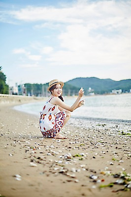 포토 JPG 주간 전신 구름 여자 맨발 하늘 유리병 휴식 한명 미소 들기 사람 앉기 손짓 20대 해변 야외 옆모습 여름 모래사장 맑음 한국인 조약돌 조개껍데기 비치웨어 챙모자 성인여자한명만 영흥도 국내포토 자연요소 모자_잡화 1 옷 계절 바다 뷰포인트 섬 컨셉 모션 발 병_용기 날씨 조개 표정 동양인 청년 돌_바위 인천 여자한명만 성인여자만 파일형식