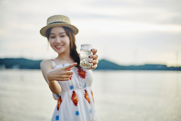 포토 JPG 주간 여자 유리병 한명 서기 미소 들기 사람 상반신 20대 해변 야외 앞모습 여름 맑음 한국인 가리킴 조개껍데기 비치웨어 챙모자 성인여자한명만 영흥도 국내포토 자연요소 모자_잡화 1 옷 계절 바다 뷰포인트 섬 모션 병_용기 날씨 조개 표정 동양인 손짓 청년 인천 여자한명만 성인여자만 파일형식