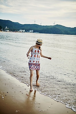 포토 JPG 주간 전신 여자 물결 파도 유리병 한명 서기 미소 들기 사람 20대 해변 야외 앞모습 여름 맑음 한국인 조약돌 즐거움 비치웨어 발담그기 챙모자 성인여자한명만 내려보기 영흥도 국내포토 자연요소 모자_잡화 1 옷 계절 감정 바다 뷰포인트 섬 모션 병_용기 날씨 표정 동양인 청년 돌_바위 인천 여자한명만 성인여자만 파일형식