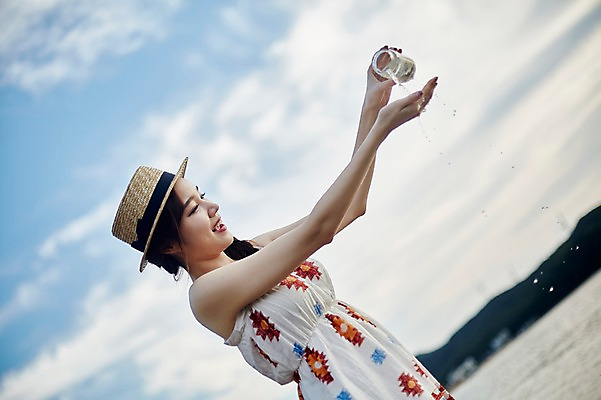 포토 JPG 주간 구름 여자 하늘 유리병 한명 서기 미소 사람 손짓 상반신 20대 해변 야외 옆모습 여름 맑음 한국인 붓기 비치웨어 챙모자 성인여자한명만 영흥도 국내포토 자연요소 모자_잡화 1 옷 계절 바다 뷰포인트 섬 모션 병_용기 날씨 표정 동양인 청년 인천 여자한명만 성인여자만 파일형식