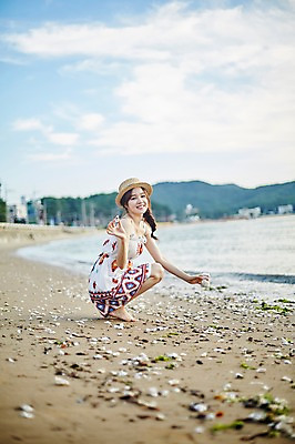 포토 JPG 주간 전신 구름 여자 맨발 하늘 유리병 휴식 한명 미소 들기 사람 앉기 손짓 20대 해변 야외 옆모습 여름 모래사장 맑음 한국인 조약돌 조개껍데기 비치웨어 챙모자 성인여자한명만 영흥도 국내포토 자연요소 모자_잡화 1 옷 계절 바다 뷰포인트 섬 컨셉 모션 발 병_용기 날씨 조개 표정 동양인 청년 돌_바위 인천 여자한명만 성인여자만 파일형식