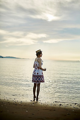 포토 JPG 주간 전신 구름 응시 여자 유리병 한명 서기 미소 들기 사람 20대 해변 야외 옆모습 여름 빛 일몰 한국인 비치웨어 발담그기 챙모자 성인여자한명만 영흥도 국내포토 자연요소 모자_잡화 1 시선 옷 계절 바다 뷰포인트 섬 모션 병_용기 표정 동양인 청년 노을 인천 여자한명만 성인여자만 파일형식