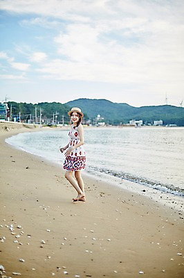 포토 JPG 주간 전신 여자 물결 파도 유리병 한명 들기 사람 20대 해변 야외 옆모습 여름 모래사장 걷기 맑음 한국인 조약돌 비치웨어 챙모자 성인여자한명만 영흥도 국내포토 자연요소 모자_잡화 1 옷 계절 바다 뷰포인트 섬 모션 병_용기 날씨 동양인 청년 돌_바위 인천 여자한명만 성인여자만 파일형식