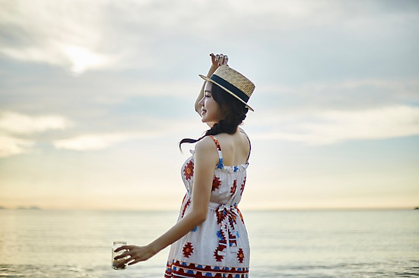 포토 JPG 주간 응시 여자 유리병 한명 서기 들기 사람 손짓 상반신 20대 해변 야외 옆모습 여름 맑음 한국인 잡기 비치웨어 챙모자 성인여자한명만 영흥도 국내포토 자연요소 모자_잡화 1 시선 옷 계절 바다 뷰포인트 섬 모션 병_용기 날씨 동양인 청년 인천 여자한명만 성인여자만 파일형식