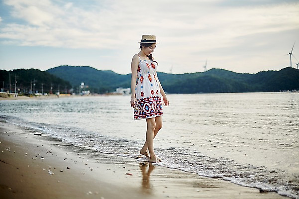 포토 JPG 주간 전신 여자 물결 파도 유리병 한명 미소 들기 사람 20대 해변 야외 옆모습 여름 걷기 맑음 한국인 조약돌 비치웨어 챙모자 성인여자한명만 영흥도 국내포토 자연요소 모자_잡화 1 옷 계절 바다 뷰포인트 섬 모션 병_용기 날씨 표정 동양인 청년 돌_바위 인천 여자한명만 성인여자만 파일형식