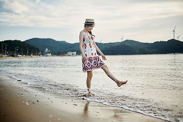 포토 JPG 주간 전신 여자 물결 파도 유리병 한명 서기 들기 사람 20대 해변 야외 옆모습 여름 맑음 한국인 조약돌 비치웨어 다리들기 발담그기 발장구 챙모자 성인여자한명만 영흥도 국내포토 자연요소 모자_잡화 1 옷 계절 바다 뷰포인트 섬 모션 병_용기 날씨 동양인 청년 돌_바위 인천 여자한명만 성인여자만 파일형식