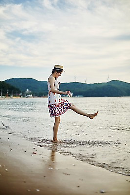 포토 JPG 주간 전신 여자 유리병 한명 서기 미소 들기 사람 20대 해변 야외 옆모습 여름 맑음 한국인 비치웨어 다리들기 발담그기 발장구 챙모자 성인여자한명만 영흥도 국내포토 자연요소 모자_잡화 1 옷 계절 바다 뷰포인트 섬 모션 병_용기 날씨 표정 동양인 청년 인천 여자한명만 성인여자만 파일형식