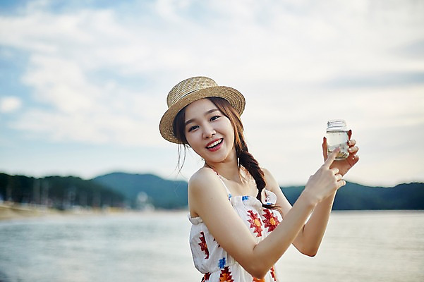 포토 JPG 주간 여자 유리병 한명 서기 미소 들기 사람 상반신 20대 해변 야외 옆모습 여름 맑음 한국인 가리킴 비치웨어 챙모자 성인여자한명만 영흥도 국내포토 자연요소 모자_잡화 1 옷 계절 바다 뷰포인트 섬 모션 병_용기 날씨 표정 동양인 손짓 청년 인천 여자한명만 성인여자만 파일형식