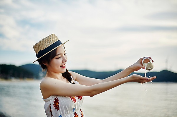 포토 JPG 주간 여자 유리병 한명 서기 미소 들기 사람 손짓 상반신 20대 해변 야외 옆모습 여름 맑음 한국인 붓기 비치웨어 챙모자 성인여자한명만 영흥도 국내포토 자연요소 모자_잡화 1 옷 계절 바다 뷰포인트 섬 모션 병_용기 날씨 표정 동양인 청년 인천 여자한명만 성인여자만 파일형식