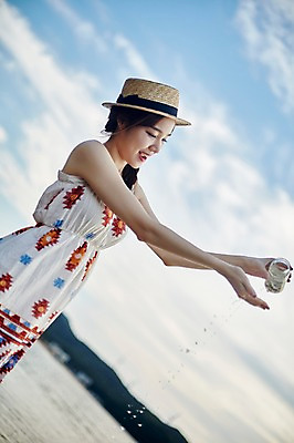 포토 JPG 주간 구름 여자 하늘 유리병 한명 서기 들기 사람 손짓 상반신 20대 해변 야외 옆모습 여름 맑음 한국인 붓기 비치웨어 챙모자 성인여자한명만 영흥도 국내포토 자연요소 모자_잡화 1 옷 계절 바다 뷰포인트 섬 모션 병_용기 날씨 동양인 청년 인천 여자한명만 성인여자만 파일형식