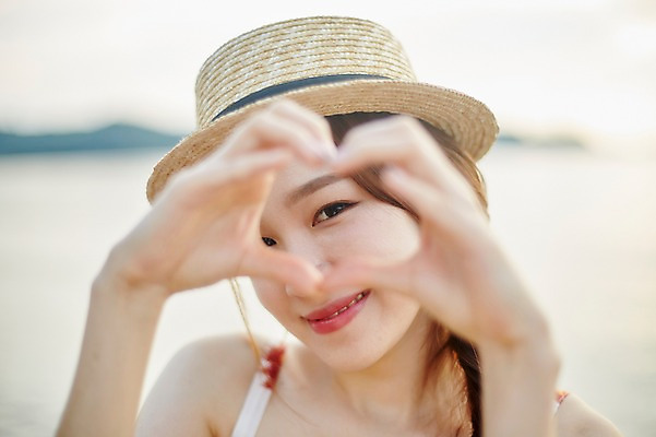 포토 JPG 주간 여자 얼굴 한명 미소 사람 근접촬영 상반신 20대 해변 야외 앞모습 여름 한국인 비치웨어 손하트 챙모자 성인여자한명만 영흥도 국내포토 자연요소 모자_잡화 1 옷 계절 바다 뷰포인트 섬 표정 동양인 손짓 청년 신체부위 인천 여자한명만 성인여자만 파일형식