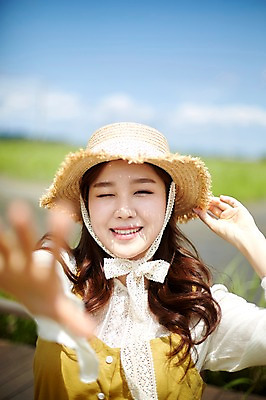 포토 JPG 주간 여자 윙크 한명 서기 미소 사람 손짓 상반신 20대 야외 앞모습 맑음 한국인 잡기 손내밀기 챙모자 화성시 성인여자한명만 우음도 갈대습지 국내포토 자연요소 모자_잡화 1 뷰포인트 섬 모션 날씨 표정 동양인 청년 습지 경기도 화성_경기도 여자한명만 성인여자만 파일형식