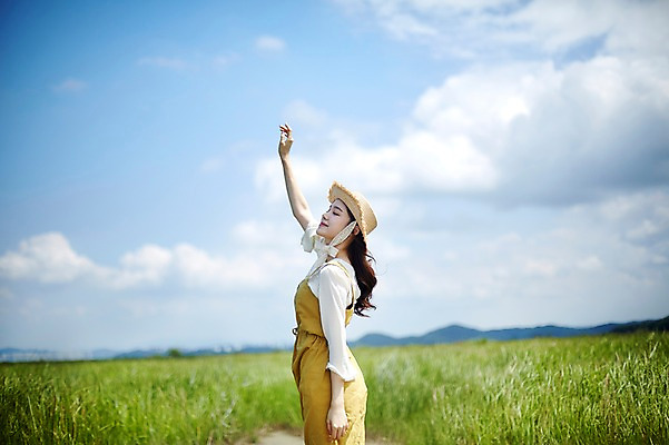 포토 JPG 주간 구름 여자 하늘 한명 서기 미소 사람 손짓 상반신 20대 야외 옆모습 손들기 눈감음 맑음 한국인 힐링 챙모자 화성시 성인여자한명만 우음도 갈대습지 국내포토 자연요소 모자_잡화 1 뷰포인트 섬 모션 날씨 표정 동양인 청년 습지 경기도 화성_경기도 여자한명만 성인여자만 파일형식