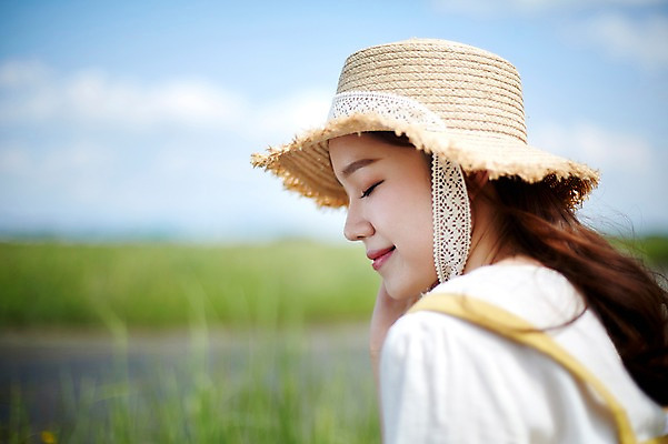 포토 JPG 주간 여자 하늘 한명 미소 사람 앉기 상반신 20대 야외 옆모습 눈감음 맑음 한국인 챙모자 화성시 성인여자한명만 우음도 갈대습지 국내포토 자연요소 모자 1 뷰포인트 섬 모션 날씨 표정 동양인 청년 습지 경기도 여자한명만 성인여자만 파일형식 잡화 한국 인종 성인 여자만 성인만 아시아 나라