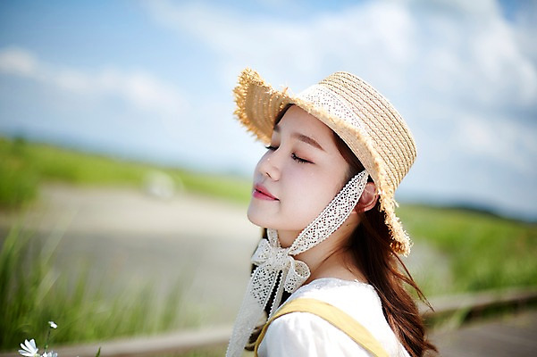 포토 JPG 주간 구름 여자 하늘 한명 사람 상반신 20대 야외 옆모습 눈감음 맑음 한국인 챙모자 화성시 성인여자한명만 우음도 갈대습지 국내포토 자연요소 모자_잡화 1 뷰포인트 섬 모션 날씨 동양인 청년 습지 경기도 화성_경기도 여자한명만 성인여자만 파일형식