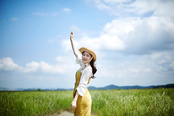 포토 JPG 주간 구름 여자 하늘 한명 서기 미소 사람 손짓 상반신 20대 야외 옆모습 손들기 맑음 한국인 힐링 챙모자 화성시 성인여자한명만 우음도 갈대습지 국내포토 자연요소 모자_잡화 1 뷰포인트 섬 모션 날씨 표정 동양인 청년 습지 경기도 화성_경기도 여자한명만 성인여자만 파일형식