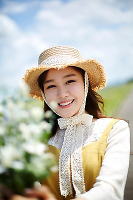 포토 JPG 주간 구름 여자 꽃 행복 꽃다발 한명 미소 들기 사람 상반신 20대 야외 앞모습 맑음 한국인 힐링 챙모자 화성시 성인여자한명만 우음도 갈대습지 국내포토 자연요소 식물 모자_잡화 1 감정 뷰포인트 섬 모션 날씨 표정 동양인 청년 습지 경기도 화성_경기도 여자한명만 성인여자만 파일형식