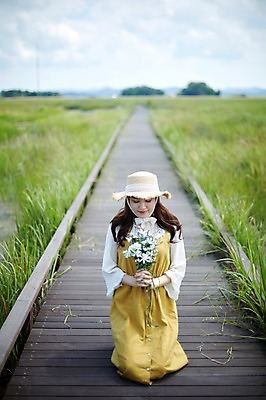 포토 JPG 주간 여자 꽃 한명 들기 사람 앉기 상반신 20대 야외 앞모습 눈감음 맑음 한국인 기도 무릎꿇기 손모으기 챙모자 가교 화성시 성인여자한명만 내려보기 우음도 갈대습지 국내포토 자연요소 식물 모자_잡화 1 건축물 뷰포인트 섬 모션 날씨 동양인 손짓 청년 습지 경기도 화성_경기도 여자한명만 성인여자만 파일형식