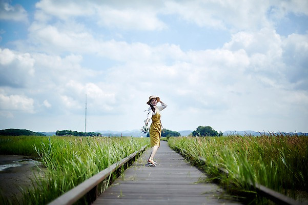 포토 JPG 주간 전신 구름 여자 꽃 하늘 한명 서기 미소 들기 사람 20대 야외 옆모습 맑음 한국인 즐거움 챙모자 가교 화성시 성인여자한명만 우음도 갈대습지 국내포토 자연요소 식물 모자_잡화 1 건축물 감정 뷰포인트 섬 모션 날씨 표정 동양인 청년 습지 경기도 화성_경기도 여자한명만 성인여자만 파일형식