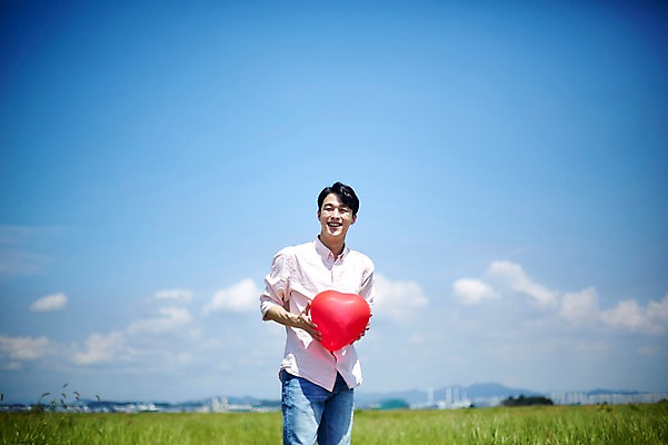 포토 JPG 주간 구름 남자 하늘 한명 서기 미소 들기 사람 상반신 20대 야외 앞모습 맑음 한국인 하트 하트풍선 풍선 화성시 성인남자한명만 우음도 갈대습지 국내포토 자연요소 모양 1 뷰포인트 섬 모션 날씨 표정 동양인 청년 습지 경기도 화성_경기도 남자한명만 성인남자만 파일형식