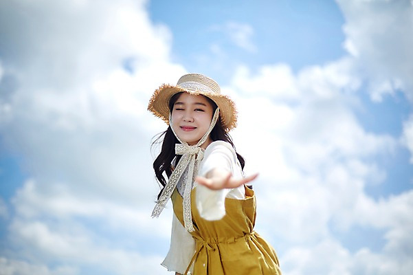 포토 JPG 주간 구름 여자 하늘 윙크 한명 서기 미소 사람 손짓 상반신 20대 야외 옆모습 맑음 한국인 손내밀기 즐거움 챙모자 화성시 성인여자한명만 우음도 갈대습지 국내포토 자연요소 모자_잡화 1 감정 뷰포인트 섬 모션 날씨 표정 동양인 청년 습지 경기도 화성_경기도 여자한명만 성인여자만 파일형식