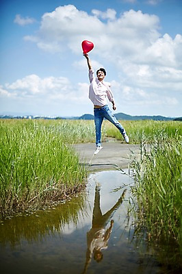 포토 JPG 주간 전신 구름 남자 하늘 한명 미소 들기 사람 20대 야외 앞모습 물 반사 맑음 점프 한국인 하트풍선 풍선 화성시 성인남자한명만 우음도 갈대습지 국내포토 자연요소 1 뷰포인트 섬 모션 날씨 표정 동양인 청년 하트 습지 경기도 화성_경기도 남자한명만 성인남자만 파일형식