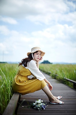 포토 JPG 주간 전신 구름 응시 여자 꽃 휴식 한명 사람 앉기 20대 야외 옆모습 맑음 턱괴기 한국인 챙모자 가교 화성시 성인여자한명만 우음도 갈대습지 국내포토 자연요소 식물 모자_잡화 1 건축물 시선 뷰포인트 섬 컨셉 모션 날씨 동양인 청년 습지 경기도 화성_경기도 여자한명만 성인여자만 파일형식