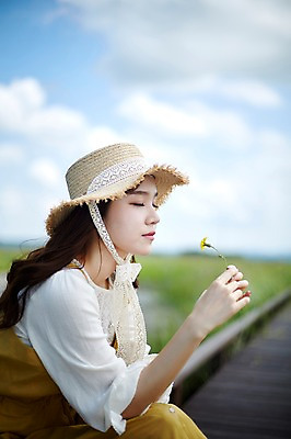 포토 JPG 주간 구름 여자 꽃 하늘 휴식 한명 들기 사람 앉기 상반신 20대 야외 옆모습 눈감음 맑음 한국인 힐링 챙모자 가교 화성시 성인여자한명만 우음도 갈대습지 국내포토 자연요소 식물 모자_잡화 1 건축물 뷰포인트 섬 컨셉 모션 날씨 동양인 청년 습지 경기도 화성_경기도 여자한명만 성인여자만 파일형식