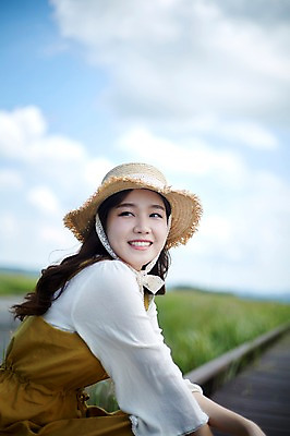 포토 JPG 주간 구름 여자 하늘 한명 미소 사람 앉기 상반신 20대 야외 옆모습 맑음 한국인 즐거움 챙모자 가교 화성시 성인여자한명만 우음도 갈대습지 국내포토 자연요소 모자_잡화 1 건축물 감정 뷰포인트 섬 모션 날씨 표정 동양인 청년 습지 경기도 화성_경기도 여자한명만 성인여자만 파일형식